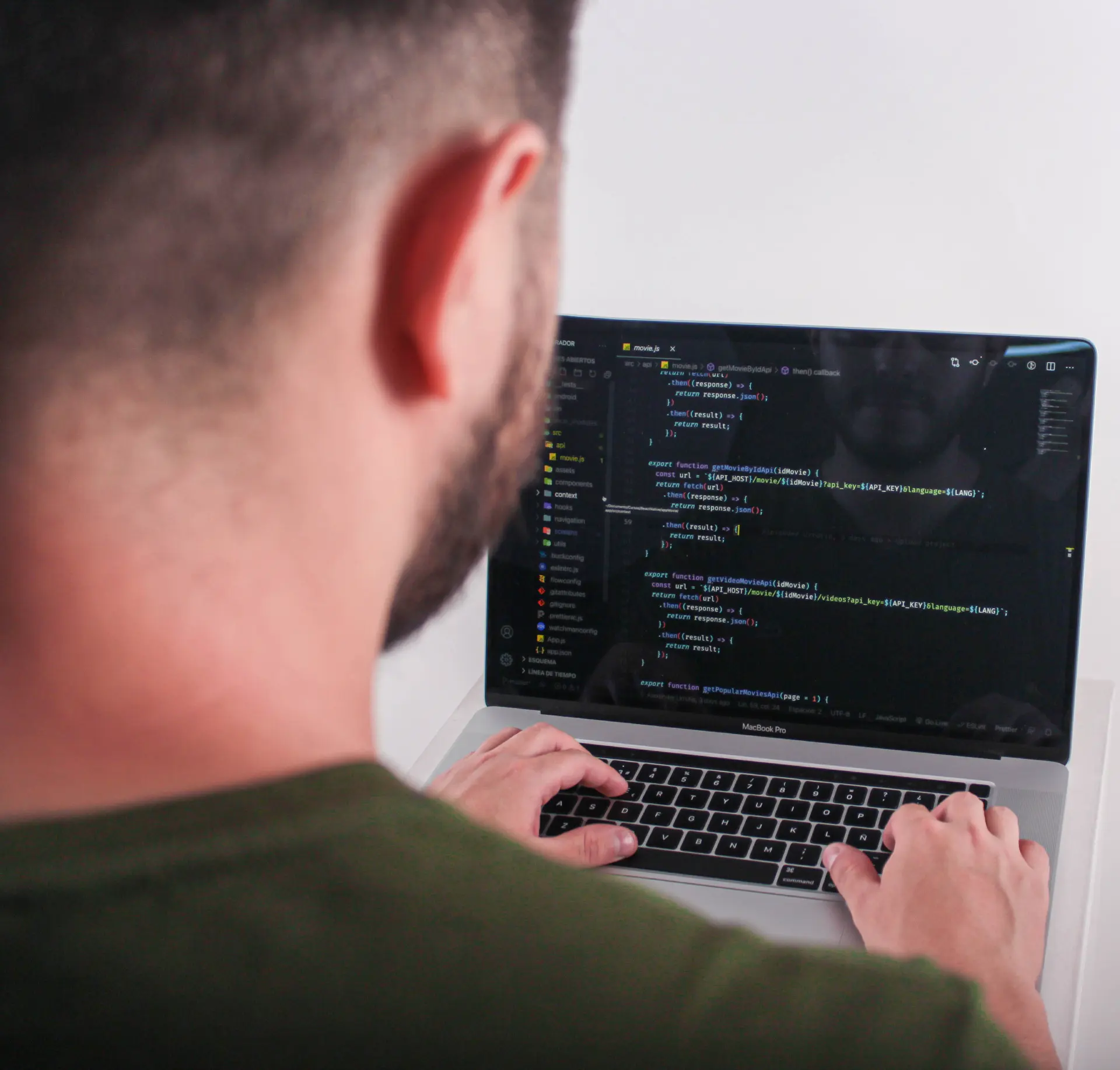 Imagen de perfil de Matias, programando en un MacBook